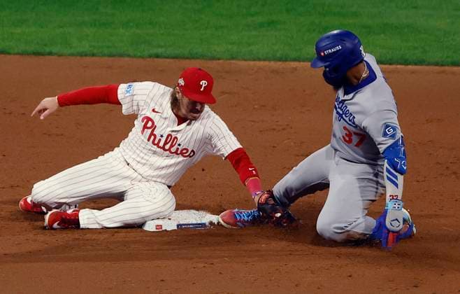Los Angeles Dodgers Teoscar Hernandez (37) is tagged out by Philadelphia Phillies second baseman Bryson Stott (5) after trying to stretch a base hit into a double in the eighth inning during game two of the MLB, Baseball Herren, USA National League Division Series at Citizens Bank Park in Philadelphia on Monday, October 6, 2025. PHI20251006826 LAURENCExKESTERSON