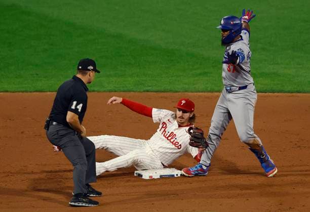 Los Angeles Dodgers Teoscar Hernandez (37) is tagged out by Philadelphia Phillies second baseman Bryson Stott (5) after trying to stretch a base hit into a double in the eighth inning during game two of the MLB, Baseball Herren, USA National League Division Series at Citizens Bank Park in Philadelphia on Monday, October 6, 2025. PHI20251006827 LAURENCExKESTERSON