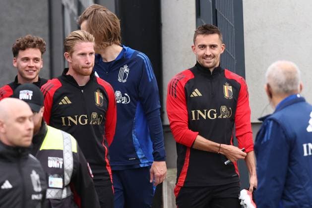 Belgium s Kevin De Bruyne and Belgium s Timothy Castagne arrive for an open training session of the Red Devils, the Belgian national soccer team, at the Proximus Basecamp in Tubize, Monday 06 October 2025. The team is preparing for the matches against North Macedonia (10 10) and Wales (13 10). BRUNOxFAHY  x136274831x