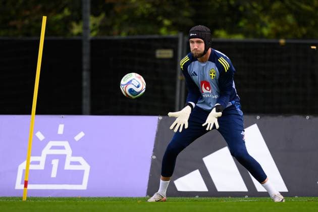 251007 Goalkeeper Noel Törnqvist of the Swedish men s national football team during a training session on October 7, 2025 in Stockholm Photo Jesper Zerman BILDBYRAN kod JZ JZ0621 fotboll football soccer fotball vm kval kval fifa world cup qualifier qualifier träning practice training sverige sweden sverige a bbeng  Copyright: JESPERxZERMAN BB251007JZ002