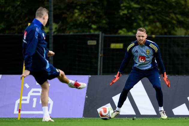 251007 goalkeeper Viktor Johansson of the Swedish men s national football team during a training session on October 7, 2025 in Stockholm Photo Jesper Zerman BILDBYRAN kod JZ JZ0621 fotboll football soccer fotball vm kval kval fifa world cup qualifier qualifier träning practice training sverige sweden sverige a bbeng Copyright: JESPERxZERMAN BB251007JZ038