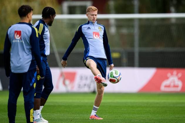 251007 Hugo Larsson of the Swedish men s national football team during a training session on October 7, 2025 in Stockholm Photo Jesper Zerman BILDBYRAN kod JZ JZ0621 fotboll football soccer fotball vm kval kval fifa world cup qualifier qualifier träning practice training sverige sweden sverige a bbeng  Copyright: JESPERxZERMAN BB251007JZ042