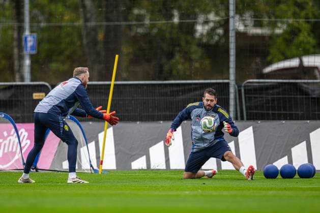251008 Goalkeeper Viktor Johansson and goalkeeper Kristoffer Nordfeldt of the Swedish men s national football team during a training session on October 8, 2025 in Stockholm Photo Maxim ThorÃ BILDBYRAN kod MT MT0873 fotboll football soccer fotball vm kval kval fifa world cup qualifier qualifier träning practice training sverige sweden sverige a bbeng  Copyright: MAXIMxTHORE BB251008MT032