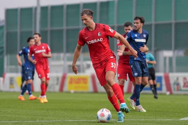 Max Rosenfelder SC Freiburg, 37 on the ball , Soccer, Test match, SC Freiburg vs Karlsruher SC, 09 10 2025, Test match, Europa Park Stadion, Freiburg, Germany Freiburg Europa Park Stadion Baden Wuerttemberg Germany Copyright: xArnexAmbergx