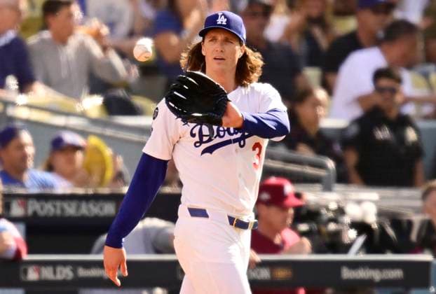 Los Angeles Dodgers starting pitcher Tyler Glasnow (31) prepares to throw in the first inning against the Philadelphia Phillies during game four of the MLB, Baseball Herren, USA National League Division Series at Dodger Stadium in Los Angeles, California, on Thursday, October 9, 2025. LOS20251009902 JOHNxMCCOY