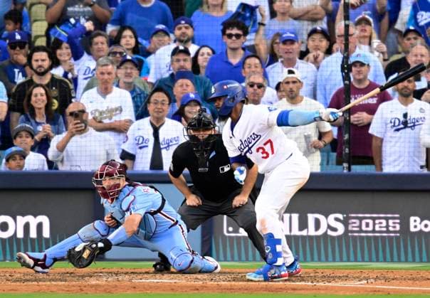Los Angeles Dodgers Teoscar Hernandez (37) strikes out swinging with the bases loaded to end the seventh inning against the Philadelphia Phillies during game four of the MLB, Baseball Herren, USA National League Division Series at Dodger Stadium in Los Angeles, California, on Thursday, October 9, 2025. LOS20251009926 JOHNxMCCOY