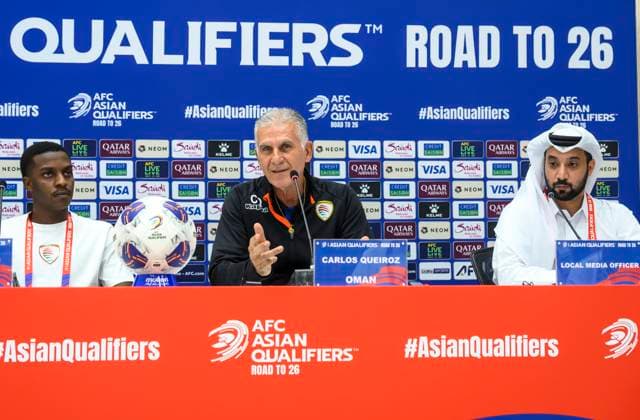 press conference, PK, Pressekonferenz TEAM OMAN-2026 FIFA World Cup, WM, Weltmeisterschaft, Fussball ASIAN QUALIFIER PLAYOFFS Head coach of Oman Carlos Queiroz (C) and player Nayef Faraj (L) attend a press conference ahead of the FIFA World Cup 2026 AFC Asian qualifiers playoffs group A match between United Arab Emirates and Oman at Jassim Bin Hamad Stadium in Doha, Qatar, on October 10, 2025. DOHA Qatar Copyright: xNOUSHADx
