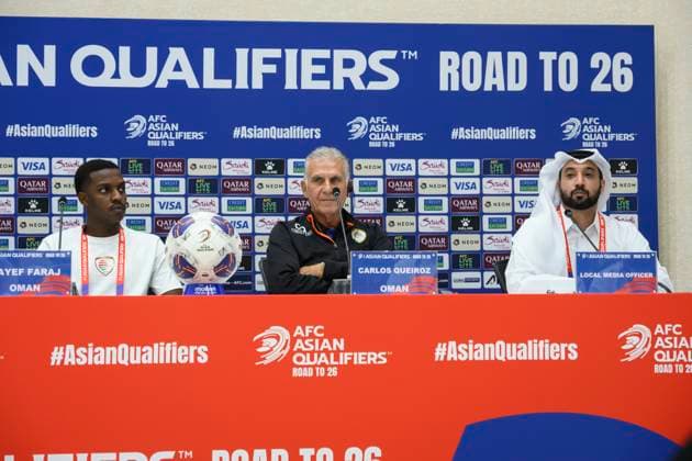 press conference, PK, Pressekonferenz TEAM OMAN-2026 FIFA World Cup, WM, Weltmeisterschaft, Fussball ASIAN QUALIFIER PLAYOFFS Head coach of Oman Carlos Queiroz (C) and player Nayef Faraj (L) attend a press conference ahead of the FIFA World Cup 2026 AFC Asian qualifiers playoffs group A match between United Arab Emirates and Oman at Jassim Bin Hamad Stadium in Doha, Qatar, on October 10, 2025. DOHA Qatar Copyright: xNOUSHADx
