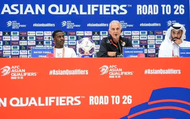 press conference, PK, Pressekonferenz TEAM OMAN-2026 FIFA World Cup, WM, Weltmeisterschaft, Fussball ASIAN QUALIFIER PLAYOFFS Head coach of Oman Carlos Queiroz (C) and player Nayef Faraj (L) attend a press conference ahead of the FIFA World Cup 2026 AFC Asian qualifiers playoffs group A match between United Arab Emirates and Oman at Jassim Bin Hamad Stadium in Doha, Qatar, on October 10, 2025. DOHA Qatar Copyright: xNOUSHADx