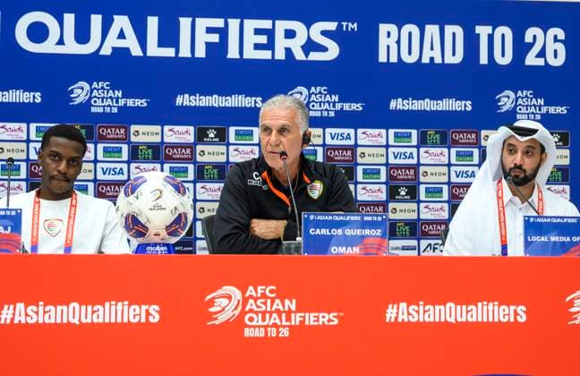 press conference, PK, Pressekonferenz TEAM OMAN-2026 FIFA World Cup, WM, Weltmeisterschaft, Fussball ASIAN QUALIFIER PLAYOFFS Head coach of Oman Carlos Queiroz (C) and player Nayef Faraj (L) attend a press conference ahead of the FIFA World Cup 2026 AFC Asian qualifiers playoffs group A match between United Arab Emirates and Oman at Jassim Bin Hamad Stadium in Doha, Qatar, on October 10, 2025. DOHA Qatar Copyright: xNOUSHADx