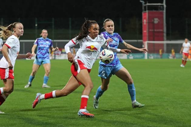Google Pixel Frauen-Bundesliga, RB Leipzig - SGS Essen; 10.10.2025 Lisa Baum (11, RB Leipzig) gegen Paula Flach (5, SGS Essen). Fußball, Google Pixel Frauen-Bundesliga, Saison 2025 2026, 6. Spieltag: RB Leipzig vs. SGS Essen am 10.10.2025, Trainingszentrum Cottaweg, Leipzig. DFB REGULATIONS PROHIBIT ANY USE OF PHOTOGRAPHS AS IMAGE SEQUENCES AND OR QUASI-VIDEO. Copyright: xBEAUTIFULxSPORTS JanxKaeferx