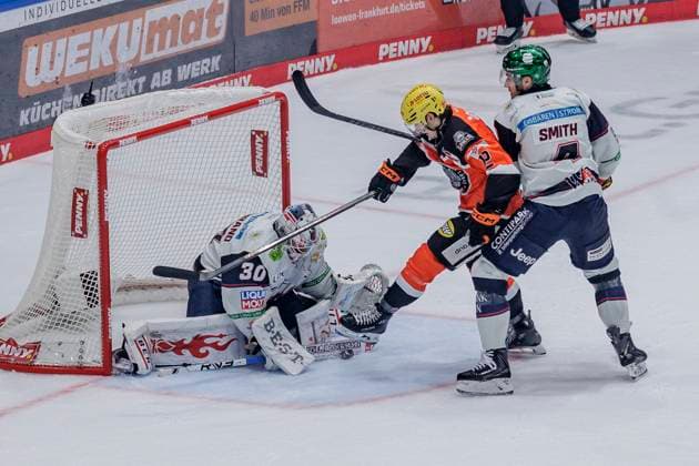 Penny DEL: Löwen Frankfurt - Eisbären Berlin, 10.10.2025 Jake Hildebrand (EHC Eisbären Berlin 30) wehrt den Puck ab & Noah Dunham (Löwen Frankfurt 12) & Adam Smith (EHC Eisbären Berlin 4) im zweikampf umden Puck, Löwen Frankfurt - Eisbären Berlin, Frankfurt, NIX Eissporthalle, 10.10.2025 Copyright: xBEAUTIFULxSPORTS Gawlikx