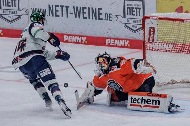 Penny DEL: Löwen Frankfurt - Eisbären Berlin, 10.10.2025 Liam Kirk (EHC Eisbären Berlin 94) im 1 gegen 1 Eins gegen Eins Duell mit Cody Brenner (Löwen Frankfurt 51), Löwen Frankfurt - Eisbären Berlin, Frankfurt, NIX Eissporthalle, 10.10.2025 Copyright: xBEAUTIFULxSPORTS Gawlikx