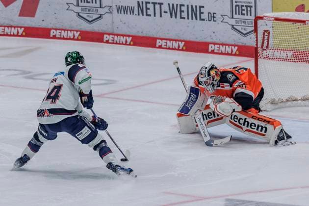 Penny DEL: Löwen Frankfurt - Eisbären Berlin, 10.10.2025 Liam Kirk (EHC Eisbären Berlin 94) im 1 gegen 1 Eins gegen Eins Duell mit Cody Brenner (Löwen Frankfurt 51), Löwen Frankfurt - Eisbären Berlin, Frankfurt, NIX Eissporthalle, 10.10.2025 Copyright: xBEAUTIFULxSPORTS Gawlikx