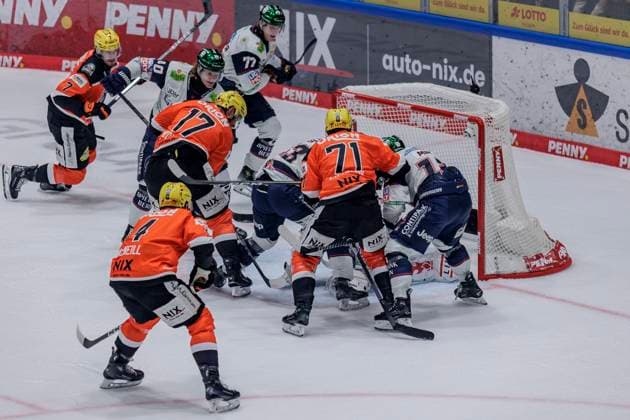 Penny DEL: Löwen Frankfurt - Eisbären Berlin, 10.10.2025 Verkehr vor dem Tor von Jake Hildebrand (EHC Eisbären Berlin 30) mit Carter Rowney (Löwen Frankfurt 17) & Linus Fröberg (Löwen Frankfurt 71) & Andreas Eder (EHC Eisbären Berlin 43) & Korbinian Geibel (EHC Eisbären Berlin 40), Löwen Frankfurt - Eisbären Berlin, Frankfurt, NIX Eissporthalle, 10.10.2025 Copyright: xBEAUTIFULxSPORTS Gawlikx