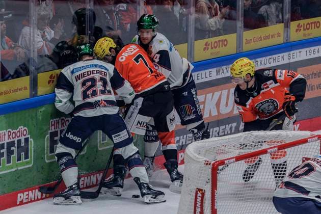 Penny DEL: Löwen Frankfurt - Eisbären Berlin, 10.10.2025 Manuel Wiederer (EHC Eisbären Berlin 21) & Ty Glover (Löwen Frankfurt 7) & Carter Rowney (Löwen Frankfurt 17) im kampf um den Puck an der bande, Löwen Frankfurt - Eisbären Berlin, Frankfurt, NIX Eissporthalle, 10.10.2025 Copyright: xBEAUTIFULxSPORTS Gawlikx