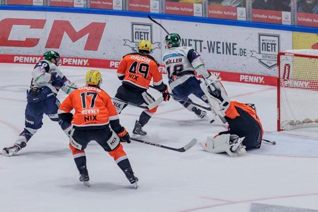 Penny DEL: Löwen Frankfurt - Eisbären Berlin, 10.10.2025 Cody Brenner (Löwen Frankfurt 51) hechtet und wehrt den Puc kab & Michael Joyaux (Löwen Frankfurt 49) & Jonas Müller (EHC Eisbären Berlin 18), Löwen Frankfurt - Eisbären Berlin, Frankfurt, NIX Eissporthalle, 10.10.2025 Copyright: xBEAUTIFULxSPORTS Gawlikx