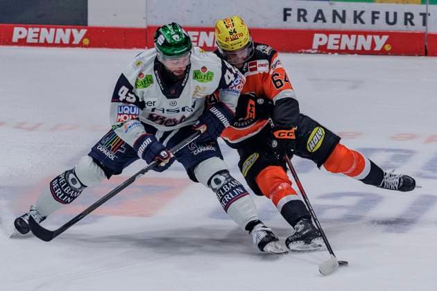 Penny DEL: Löwen Frankfurt - Eisbären Berlin, 10.10.2025 Andreas Eder (EHC Eisbären Berlin 43) & Markus Schweiger (Löwen Frankfurt 64) im zweikampf um den Puck, Löwen Frankfurt - Eisbären Berlin, Frankfurt, NIX Eissporthalle, 10.10.2025 Copyright: xBEAUTIFULxSPORTS Gawlikx