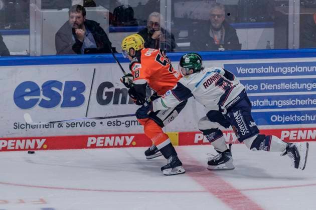 Penny DEL: Löwen Frankfurt - Eisbären Berlin, 10.10.2025 Ryan McKiernan (Löwen Frankfurt 58) & Ty Ronning (EHC Eisbären Berlin 9) im zweikampf u mden Puck an der bande, Löwen Frankfurt - Eisbären Berlin, Frankfurt, NIX Eissporthalle, 10.10.2025 Copyright: xBEAUTIFULxSPORTS Gawlikx