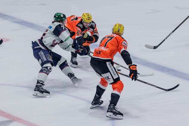 Penny DEL: Löwen Frankfurt - Eisbären Berlin, 10.10.2025 Markus Schweiger (Löwen Frankfurt 64) & Norwin Panocha (EHC Eisbären Berlin 75) im Zweikampf um den Puck & Daniel Pfaffengut (Löwen Frankfurt 77), Löwen Frankfurt - Eisbären Berlin, Frankfurt, NIX Eissporthalle, 10.10.2025 Copyright: xBEAUTIFULxSPORTS Gawlikx