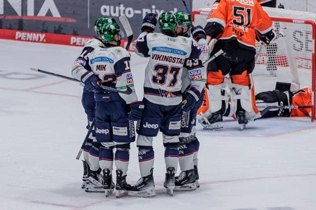 Penny DEL: Löwen Frankfurt - Eisbären Berlin, 10.10.2025 Markus Vikingstad (EHC Eisbären Berlin 37) & Eric Mik (EHC Eisbären Berlin 12) & Andreas Eder (EHC Eisbären Berlin 43) feiern das Tor zum 1:0, Löwen Frankfurt - Eisbären Berlin, Frankfurt, NIX Eissporthalle, 10.10.2025 Copyright: xBEAUTIFULxSPORTS Gawlikx
