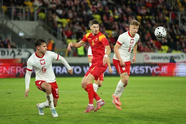 KATOWICE 10.10.2025 MECZ ELIMINACJE MLODZIEZOWYCH MISTRZOSTW EUROPY U21, U 21 GRUPA E: POLSKA - CZARNOGORA --- UEFA EUROPEAN UNDER-21 CHAMPIONSHIP 2027 QUALIFYING ROUND FOOTBALL GROUP E MATCH: POLAND - MONTENEGRO MARCEL KRAJEWSKI VLADIMIR PERISIC MATEUSZ KOWALCZYK FOT. PIOTR KUCZA FOTOPYK NEWSPIX.PL --- newspix.pl POLAND OUT!