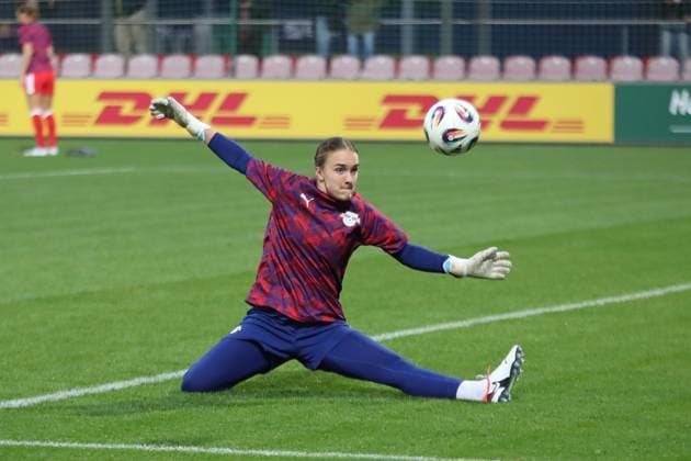 Google Pixel Frauen-Bundesliga, RB Leipzig - SGS Essen; 10.10.2025 Torwart Lina von Schrader (28, RB Leipzig), Erwärmung. Fußball, Google Pixel Frauen-Bundesliga, Saison 2025 2026, 6. Spieltag: RB Leipzig vs. SGS Essen am 10.10.2025, Trainingszentrum Cottaweg, Leipzig. DFB REGULATIONS PROHIBIT ANY USE OF PHOTOGRAPHS AS IMAGE SEQUENCES AND OR QUASI-VIDEO. Copyright: xBEAUTIFULxSPORTS JanxKaeferx
