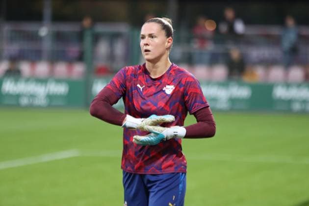 Google Pixel Frauen-Bundesliga, RB Leipzig - SGS Essen; 10.10.2025 Torwart Elvira Herzog (1, RB Leipzig), Erwärmung. Fußball, Google Pixel Frauen-Bundesliga, Saison 2025 2026, 6. Spieltag: RB Leipzig vs. SGS Essen am 10.10.2025, Trainingszentrum Cottaweg, Leipzig. DFB REGULATIONS PROHIBIT ANY USE OF PHOTOGRAPHS AS IMAGE SEQUENCES AND OR QUASI-VIDEO. Copyright: xBEAUTIFULxSPORTS JanxKaeferx
