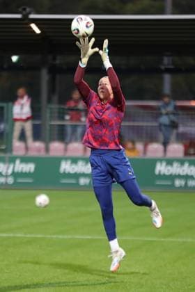 Google Pixel Frauen-Bundesliga, RB Leipzig - SGS Essen; 10.10.2025 Torwart Elvira Herzog (1, RB Leipzig). Fußball, Google Pixel Frauen-Bundesliga, Saison 2025 2026, 6. Spieltag: RB Leipzig vs. SGS Essen am 10.10.2025, Trainingszentrum Cottaweg, Leipzig. DFB REGULATIONS PROHIBIT ANY USE OF PHOTOGRAPHS AS IMAGE SEQUENCES AND OR QUASI-VIDEO. Copyright: xBEAUTIFULxSPORTS JanxKaeferx
