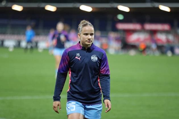 Google Pixel Frauen-Bundesliga, RB Leipzig - SGS Essen; 10.10.2025 Paulina Platner (25, SGS Essen), Erwärmung. Fußball, Google Pixel Frauen-Bundesliga, Saison 2025 2026, 6. Spieltag: RB Leipzig vs. SGS Essen am 10.10.2025, Trainingszentrum Cottaweg, Leipzig. DFB REGULATIONS PROHIBIT ANY USE OF PHOTOGRAPHS AS IMAGE SEQUENCES AND OR QUASI-VIDEO. Copyright: xBEAUTIFULxSPORTS JanxKaeferx