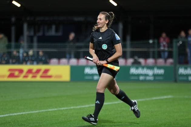 Google Pixel Frauen-Bundesliga, RB Leipzig - SGS Essen; 10.10.2025 Schiedsrichter-Assistentin Sabrina Sickl. Fußball, Google Pixel Frauen-Bundesliga, Saison 2025 2026, 6. Spieltag: RB Leipzig vs. SGS Essen am 10.10.2025, Trainingszentrum Cottaweg, Leipzig. DFB REGULATIONS PROHIBIT ANY USE OF PHOTOGRAPHS AS IMAGE SEQUENCES AND OR QUASI-VIDEO. Copyright: xBEAUTIFULxSPORTS JanxKaeferx