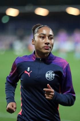 Google Pixel Frauen-Bundesliga, RB Leipzig - SGS Essen; 10.10.2025 Vanessa Fürst (8, SGS Essen), Erwärmung. Fußball, Google Pixel Frauen-Bundesliga, Saison 2025 2026, 6. Spieltag: RB Leipzig vs. SGS Essen am 10.10.2025, Trainingszentrum Cottaweg, Leipzig. DFB REGULATIONS PROHIBIT ANY USE OF PHOTOGRAPHS AS IMAGE SEQUENCES AND OR QUASI-VIDEO. Copyright: xBEAUTIFULxSPORTS JanxKaeferx