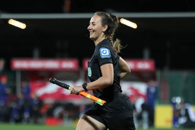 Google Pixel Frauen-Bundesliga, RB Leipzig - SGS Essen; 10.10.2025 Schiedsrichter-Assistentin Sabrina Sickl. Fußball, Google Pixel Frauen-Bundesliga, Saison 2025 2026, 6. Spieltag: RB Leipzig vs. SGS Essen am 10.10.2025, Trainingszentrum Cottaweg, Leipzig. DFB REGULATIONS PROHIBIT ANY USE OF PHOTOGRAPHS AS IMAGE SEQUENCES AND OR QUASI-VIDEO. Copyright: xBEAUTIFULxSPORTS JanxKaeferx