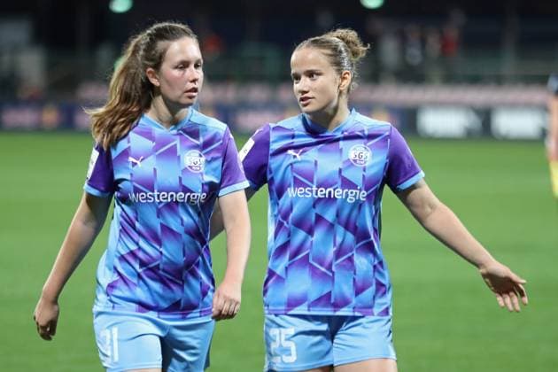 Google Pixel Frauen-Bundesliga, RB Leipzig - SGS Essen; 10.10.2025 Paulina Platner (25, SGS Essen rechts) mit Jana Feldkamp (31, SGS Essen). Fußball, Google Pixel Frauen-Bundesliga, Saison 2025 2026, 6. Spieltag: RB Leipzig vs. SGS Essen am 10.10.2025, Trainingszentrum Cottaweg, Leipzig. DFB REGULATIONS PROHIBIT ANY USE OF PHOTOGRAPHS AS IMAGE SEQUENCES AND OR QUASI-VIDEO. Copyright: xBEAUTIFULxSPORTS JanxKaeferx