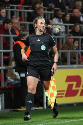 Google Pixel Frauen-Bundesliga, RB Leipzig - SGS Essen; 10.10.2025 Schiedsrichter-Assistentin Sabrina Sickl. Fußball, Google Pixel Frauen-Bundesliga, Saison 2025 2026, 6. Spieltag: RB Leipzig vs. SGS Essen am 10.10.2025, Trainingszentrum Cottaweg, Leipzig. DFB REGULATIONS PROHIBIT ANY USE OF PHOTOGRAPHS AS IMAGE SEQUENCES AND OR QUASI-VIDEO. Copyright: xBEAUTIFULxSPORTS JanxKaeferx