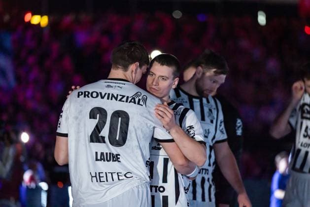 DAIKIN HBL: SG Flensburg-Handewitt vs THW Kiel; 11.10.25 Lukas Laube (Nr.20, THW Kiel), Elias Ellefsen a Skipagötu (Nr.71, THW Kiel) DAIKIN HBL: SG Flensburg-Handewitt vs THW Kiel, GP JOULE Arena am 11.10.25 Copyright: xBEAUTIFULxSPORTS MarioxM.xKobergx