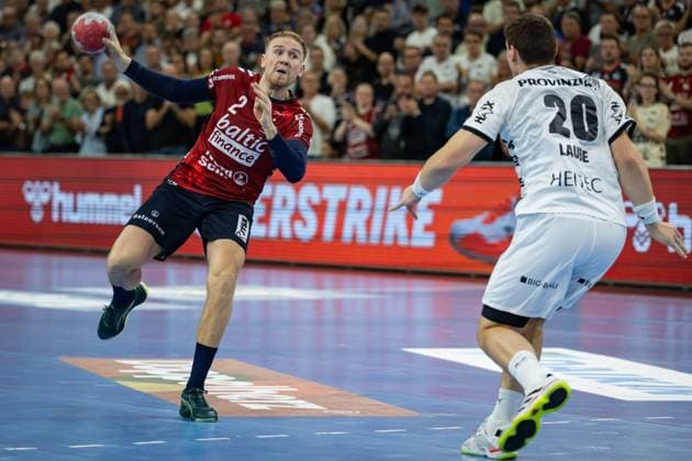 DAIKIN HBL: SG Flensburg-Handewitt vs THW Kiel; 11.10.25 Simon Pytlick (Nr.02, SG Flensburg-Handewitt) im Angriff gegen Lukas Laube (Nr.20, THW Kiel) DAIKIN HBL: SG Flensburg-Handewitt vs THW Kiel, GP JOULE Arena am 11.10.25 Copyright: xBEAUTIFULxSPORTS MarioxM.xKobergx