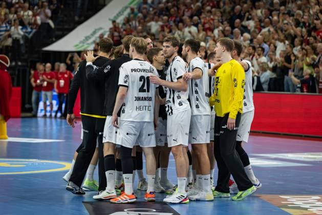 DAIKIN HBL: SG Flensburg-Handewitt vs THW Kiel; 11.10.25 Team THW Kiel nach dem Spiel DAIKIN HBL: SG Flensburg-Handewitt vs THW Kiel, GP JOULE Arena am 11.10.25 Copyright: xBEAUTIFULxSPORTS MarioxM.xKobergx