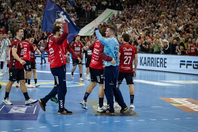 DAIKIN HBL: SG Flensburg-Handewitt vs THW Kiel; 11.10.25 Jubel nach Sieg Team SG Flensburg-Handewitt DAIKIN HBL: SG Flensburg-Handewitt vs THW Kiel, GP JOULE Arena am 11.10.25 Copyright: xBEAUTIFULxSPORTS MarioxM.xKobergx