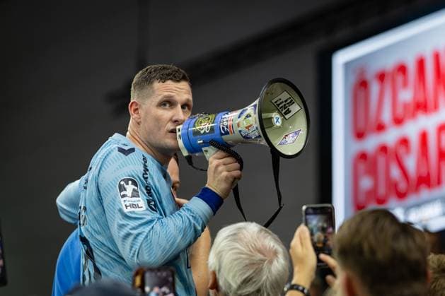 DAIKIN HBL: SG Flensburg-Handewitt vs THW Kiel; 11.10.25 Kevin Møller (Nr.20, SG Flensburg-Handewitt) jubelt mit den Fans DAIKIN HBL: SG Flensburg-Handewitt vs THW Kiel, GP JOULE Arena am 11.10.25 Copyright: xBEAUTIFULxSPORTS MarioxM.xKobergx