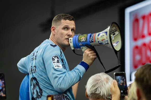 DAIKIN HBL: SG Flensburg-Handewitt vs THW Kiel; 11.10.25 Kevin Møller (Nr.20, SG Flensburg-Handewitt) jubelt mit den Fans DAIKIN HBL: SG Flensburg-Handewitt vs THW Kiel, GP JOULE Arena am 11.10.25 Copyright: xBEAUTIFULxSPORTS MarioxM.xKobergx