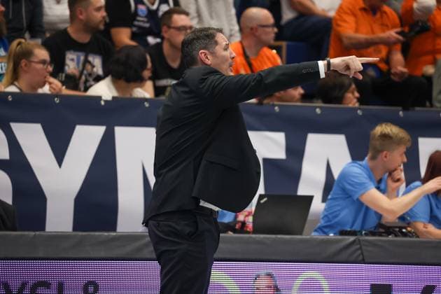 Ty Harrelson ratiopharm ulm, head coach gives instructions, gestures, Syntainics MBC vs ratiopharm Ulm, Basketball, easycredit Basketball Bundesliga, Matchday 4, Season 2025 2026, 11 10 2025, Syntainics MBC vs ratiopharm Ulm, Basketball, easycredit Basketball Bundesliga, Matchday 4, Season 2025 2026, 11 10 2025 Weissenfels Copyright: xEibner-Pressefoto LauraxRoemerx EP_LRR
