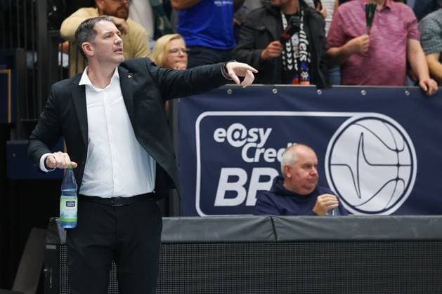 Ty Harrelson ratiopharm ulm, head coach gives instructions, gestures, Syntainics MBC vs ratiopharm Ulm, Basketball, easycredit Basketball Bundesliga, Matchday 4, Season 2025 2026, 11 10 2025, Syntainics MBC vs ratiopharm Ulm, Basketball, easycredit Basketball Bundesliga, Matchday 4, Season 2025 2026, 11 10 2025 Weissenfels Copyright: xEibner-Pressefoto LauraxRoemerx EP_LRR