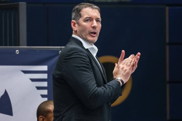 Ty Harrelson ratiopharm ulm, head coach gives instructions, gestures, applauds, Syntainics MBC vs ratiopharm Ulm, Basketball, easycredit Basketball Bundesliga, Matchday 4, Season 2025 2026, 11 10 2025, Syntainics MBC vs ratiopharm Ulm, Basketball, easycredit Basketball Bundesliga, Matchday 4, Season 2025 2026, 11 10 2025 Weissenfels Copyright: xEibner-Pressefoto LauraxRoemerx EP_LRR