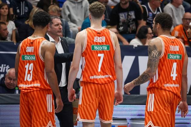 Ty Harrelson ratiopharm ulm, head coach gives instructions, gestures in timeout with Mark Smith ratiopharm ulm, 13 , Tobias Jensen ratiopharm ulm, 07 , Christopher Ledlum ratiopharm ulm, 04 , Syntainics MBC vs ratiopharm Ulm, Basketball, easycredit Basketball Bundesliga, Matchday 4, Season 2025 2026, 11 10 2025, Syntainics MBC vs ratiopharm Ulm, Basketball, easycredit Basketball Bundesliga, Matchday 4, Season 2025 2026, 11 10 2025 Weissenfels Copyright: xEibner-Pressefoto LauraxRoemerx EP_LRR