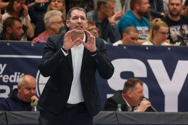 Ty Harrelson ratiopharm ulm, head coach gives instructions, gestures , Syntainics MBC vs ratiopharm Ulm, Basketball, easycredit Basketball Bundesliga, Matchday 4, Season 2025 2026, 11 10 2025, Syntainics MBC vs ratiopharm Ulm, Basketball, easycredit Basketball Bundesliga, Matchday 4, Season 2025 2026, 11 10 2025 Weissenfels Copyright: xEibner-Pressefoto LauraxRoemerx EP_LRR