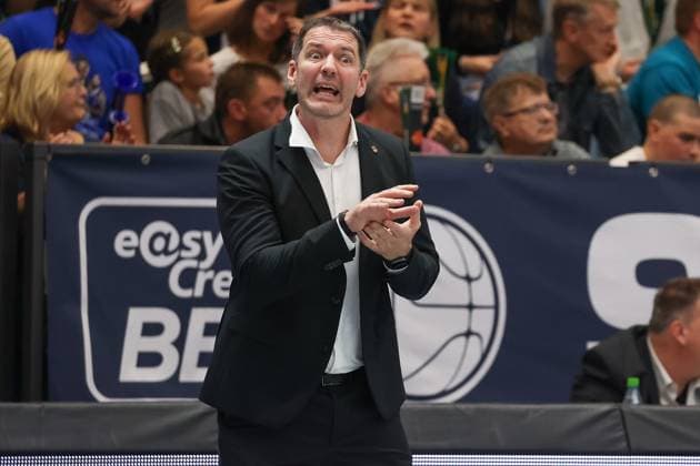 Ty Harrelson ratiopharm ulm, head coach gives instructions, gestures, Syntainics MBC vs ratiopharm Ulm, Basketball, easycredit Basketball Bundesliga, Matchday 4, Season 2025 2026, 11 10 2025, Syntainics MBC vs ratiopharm Ulm, Basketball, easycredit Basketball Bundesliga, Matchday 4, Season 2025 2026, 11 10 2025 Weissenfels Copyright: xEibner-Pressefoto LauraxRoemerx EP_LRR