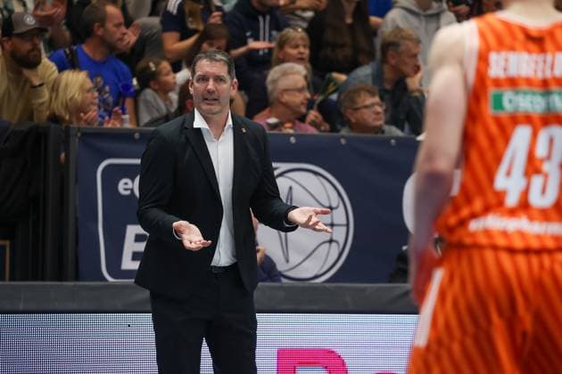 Ty Harrelson ratiopharm ulm, head coach gives instructions, gestures , Syntainics MBC vs ratiopharm Ulm, Basketball, easycredit Basketball Bundesliga, Matchday 4, Season 2025 2026, 11 10 2025, Syntainics MBC vs ratiopharm Ulm, Basketball, easycredit Basketball Bundesliga, Matchday 4, Season 2025 2026, 11 10 2025 Weissenfels Copyright: xEibner-Pressefoto LauraxRoemerx EP_LRR