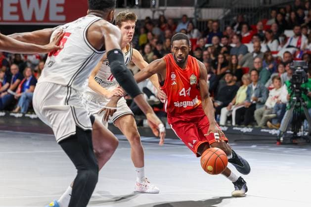 Kamar Baldwin FC Bayern Basketball, 44 with Richard Balint BMA365 Bamberg Baskets, 11 , GER, FC Bayern Basketball vs BMA365 Bamberg Baskets, Basketball, easycredit Basketball Bundesliga, Matchday 4, Season 2025 2026, 12 10 2025, GER, FC Bayern Basketball vs BMA365 Bamberg Baskets, Basketball, easycredit Basketball Bundesliga, Matchday 4, Season 2025 2026, 12 10 2025 Munich Copyright: xEibner-Pressefoto JennixMaulx EP_JML