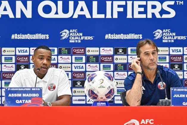 press conference, PK, Pressekonferenz TEAM QATAR-2026 FIFA World Cup, WM, Weltmeisterschaft, Fussball ASIAN QUALIFIER PLAYOFFS Head coach of Qatar Julen Lopetegui (R) and player Assim Madibo (L) attend a press conference ahead of the FIFA World Cup 2026 AFC Asian qualifiers playoffs group A match between Qatar and United Arab Emirates at Jassim Bin Hamad Stadium in Doha, Qatar, on October 13, 2025. DOHA Qatar Copyright: xNoushadxThekkayilx